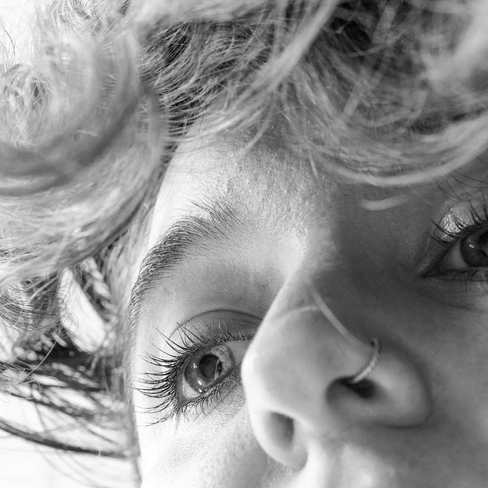 لقطة مقربة لعيني امرأة وشعرها المموج الأسود
