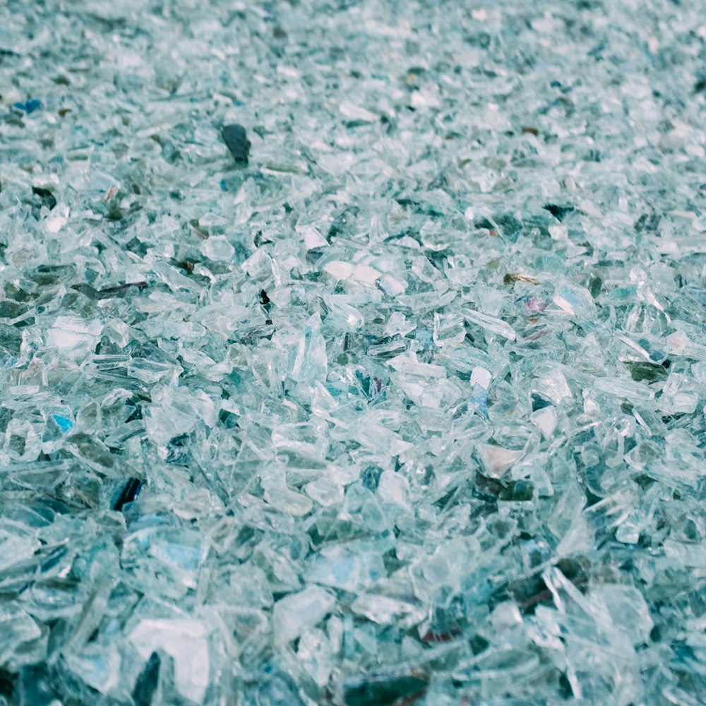 زجاج مكسور متناثر على أرضية غرفة
